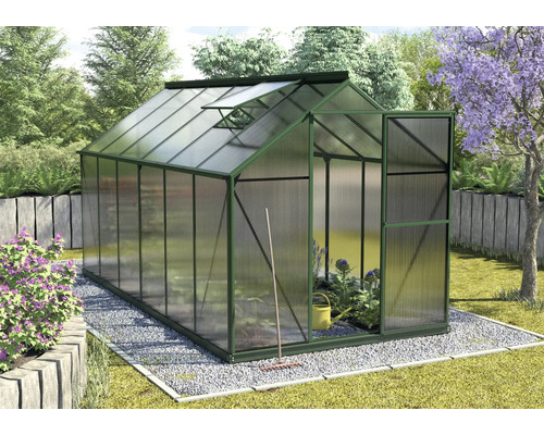 Skleník s otvorenými dverami a strešným oknom v záhrade