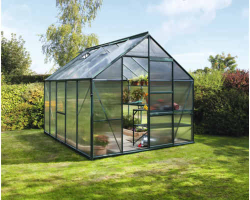 Skleník v záhrade s policami a rastlinami