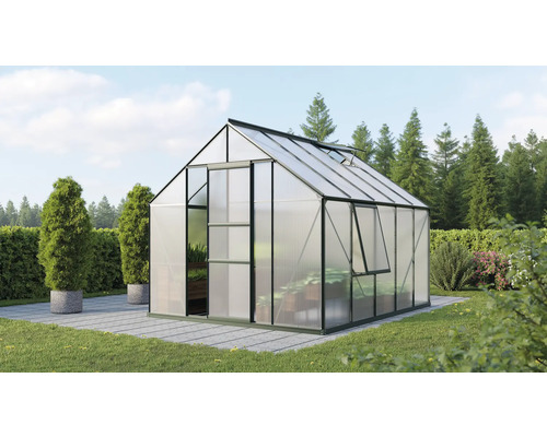 Skleník v záhrade s otvorenými oknami a dverami