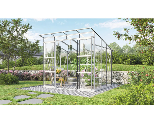 Skleník s rastlinami v záhrade