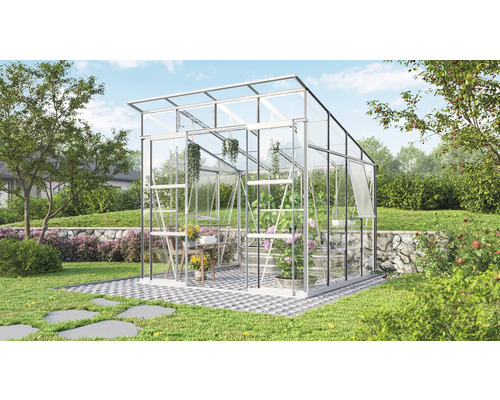 Skleník v záhrade s rastlinami a stolom