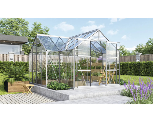 Skleník s rastlinami v záhrade