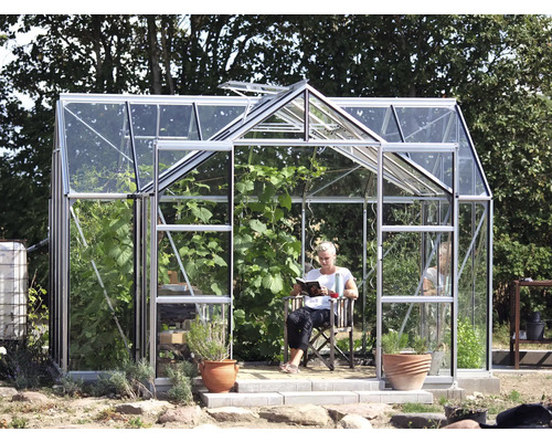 Skleník s rastlinami a osobou