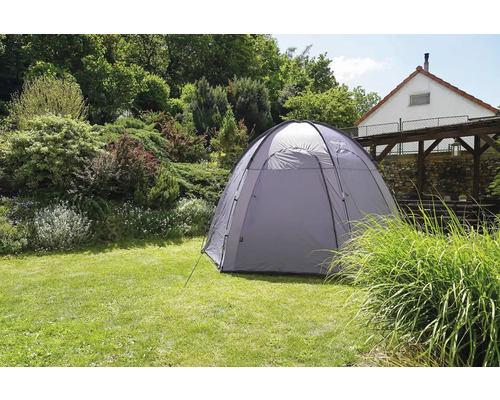 Na trávniku stojí stan do záhrady.