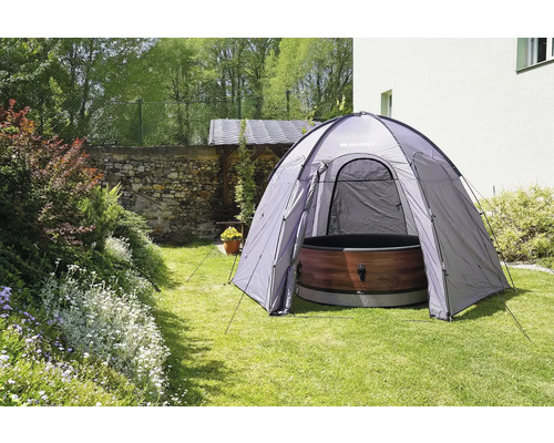 Vírivka so stanom v záhrade