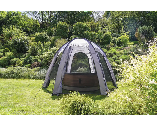 Postavený vírivkový stan v záhrade