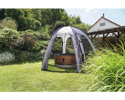 Drevený bazén pod kupolovitým stanom v záhrade