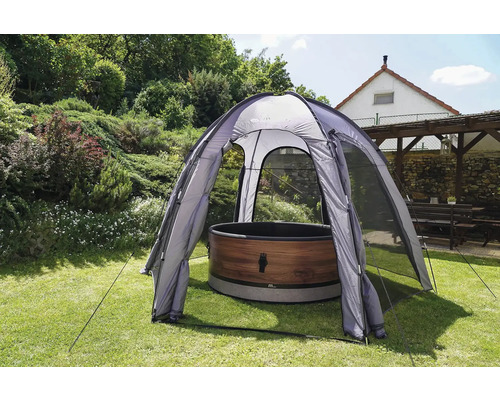 Drevená vyhrievacia vaňa so strieškou v záhrade