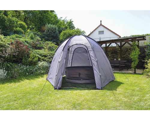 Vonkajšia scéna s vírivkovým stanom postaveným v záhrade