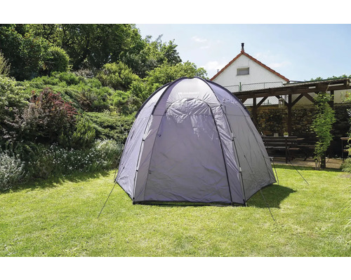 Sivý stan na trávniku