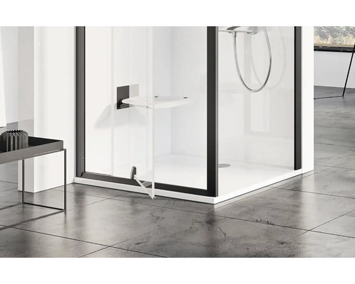 Sprchovací kút v úrovni podlahy so sprchovacou zástenou a sedadlom