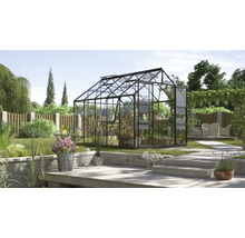 Skleník so sklenenými stenami v záhrade