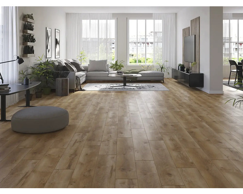 Svetlá obývacia izba s drevenou podlahou, pohovkou a oknami pre svetlé a priestranné prostredie