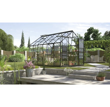 Skleník s policami na rastliny v záhrade