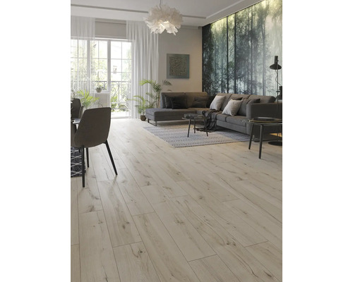 Svetlá obývacia izba s laminátovou podlahou, pohovkou a jedálenským stolom.