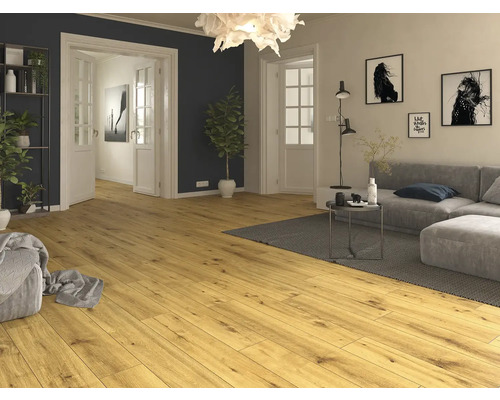 Svetlá obývacia izba s drevenou podlahou, pohovkou a dekoráciami