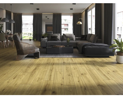 Svetlá obývacia izba s drevenou podlahou, pohovkou a kreslami