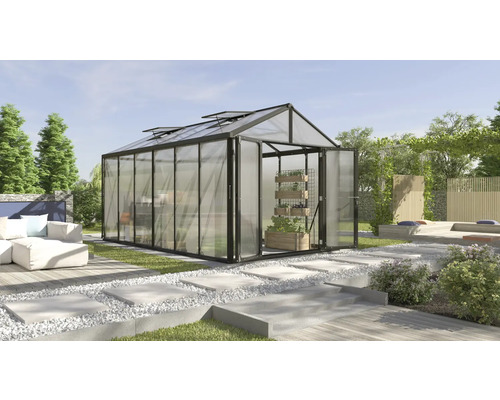 Skleník s otvorenými dverami v záhrade so sedením a rastlinami