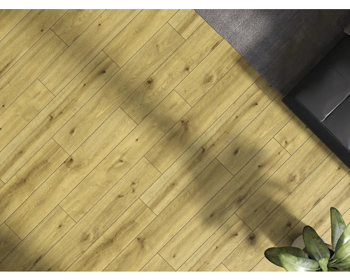 Laminátová podlaha so vzhľadom dreva položená v miestnosti.