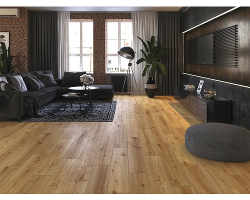 Svetlá obývacia izba s drevenou podlahou, pohovkou, stolom a dekoráciou