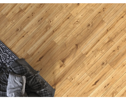 Pokládka laminátovej podlahy v obývacej izbe s kobercom a dekou.