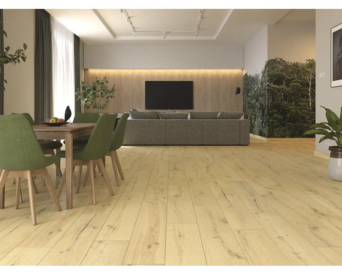 Svetlá obývacia izba s drevenou podlahou, jedálenským stolom a pohovkou