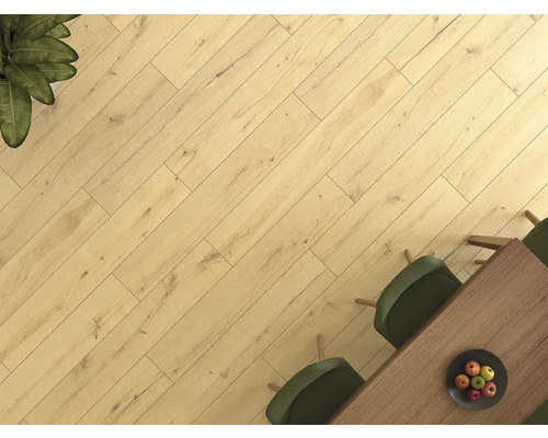 Pohľad zhora na podlahovú krytinu so stolom, stoličkami a rastlinou