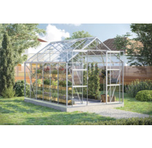 Skleník s rastlinami v záhrade.