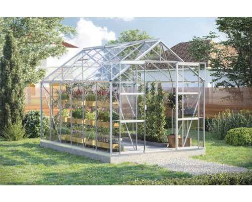 Skleník s rastlinami v záhrade.