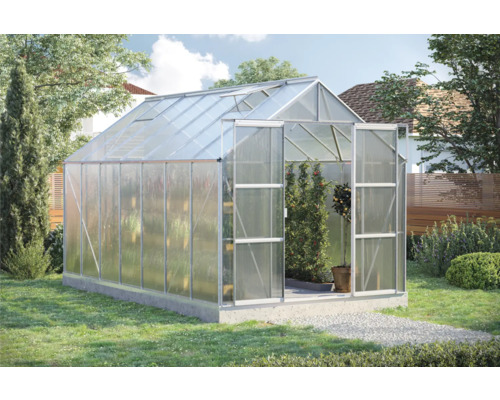 Skleník v záhrade s otvorenými dverami.