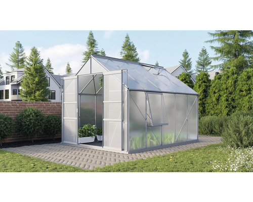 Skleník s otvorenými dverami a oknom v záhrade