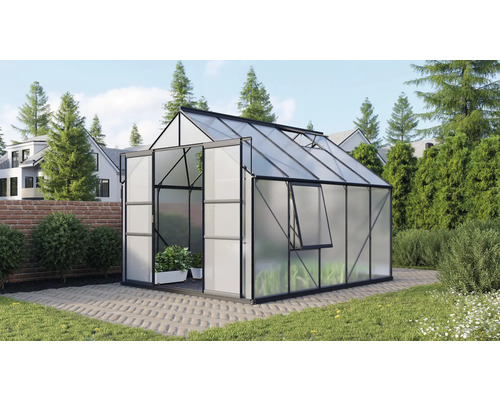 Skleník s otvorenými dverami a oknom v záhrade.