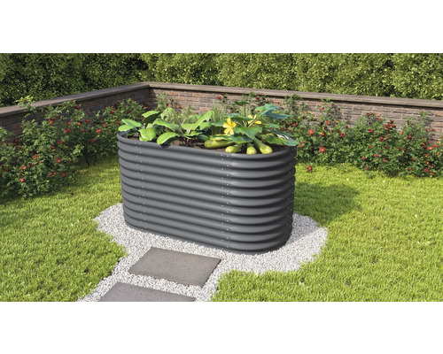 Kovový vyvýšený záhon so rastlinami v záhrade