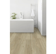 Kúpeľňa s vaňou, rebríkom a svetlou drevenou podlahou