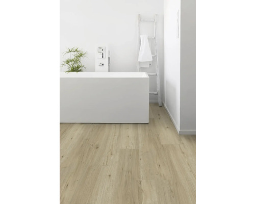 Kúpeľňa s vaňou, rebríkom a svetlou drevenou podlahou