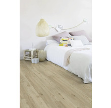 Spálňa s posteľou a svetlou drevenou podlahou