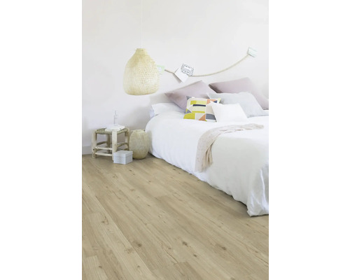 Spálňa s posteľou a svetlou drevenou podlahou