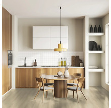 Svetlá kuchyňa s drevenými prvkami, jedálenským stolom a policami