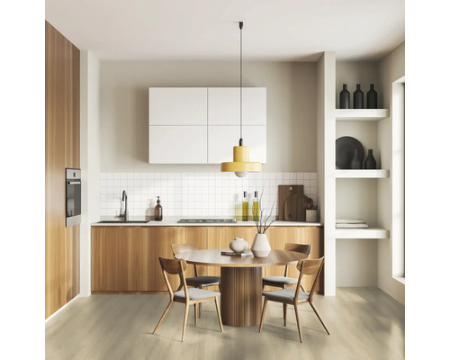 Svetlá kuchyňa s drevenými prvkami, jedálenským stolom a policami