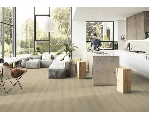 Svetlá, otvorená obývacia izba s drevenou podlahou, sivou sedačkou a kuchynským ostrovčekom