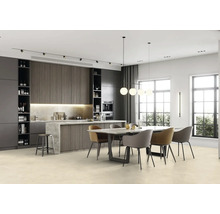 Svetlá jedáleň s jedálenským stolom, stoličkami, vstavanou kuchyňou a veľkými oknami.