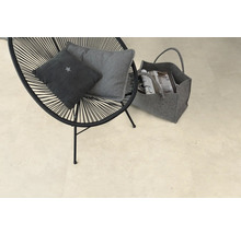 Scéna so stoličkou s vankúšmi a taškou