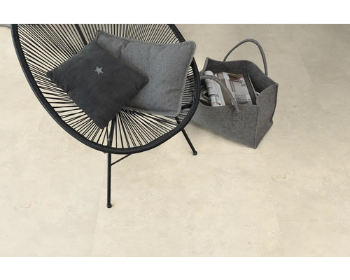 Scéna so stoličkou s vankúšmi a taškou