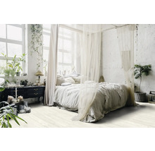 Svetlá spálňa s baldachýnom, rastlinami a komodou