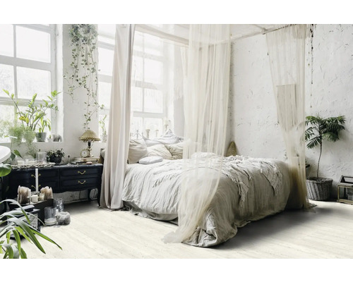 Svetlá spálňa s baldachýnom, rastlinami a komodou