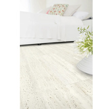 Svetlá podlaha v spálni s posteľou a vázou na kvety