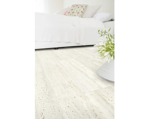 Svetlá podlaha v spálni s posteľou a vázou na kvety