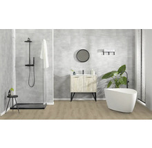 Moderná kúpeľňa so sprchou, umývadlom, zrkadlom a voľne stojacou vaňou.