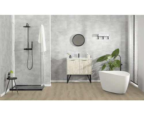 Moderná kúpeľňa so sprchou, umývadlom, zrkadlom a voľne stojacou vaňou.