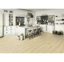 Svetlá kuchyňa s kuchynským ostrovom, barovými stoličkami a svetlou drevenou podlahou.